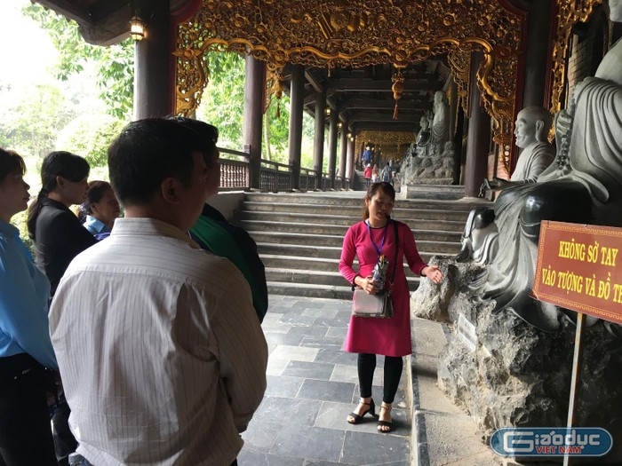 Dịch vụ hướng dẫn viên tại chùa Bái Đính có mức từ 300 ngàn đến 500 ngàn đồng. Ảnh: Vũ Phương.