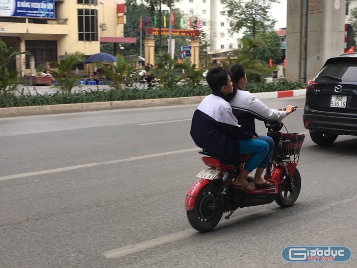 Học sinh vi phạm an toàn giao thông trên đường Quang Trung (quận Hà Đông).
