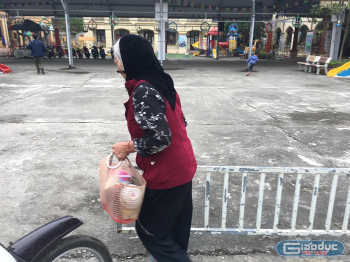 Một cụ bà mang cơm, canh của nhà đến trường cho cháu đang học tại Trường mầm non Thanh Khương vì bếp ăn đã tạm dừng hoạt động chờ kết luận từ phía cơ quan chức năng. Ảnh: Vũ Phương.