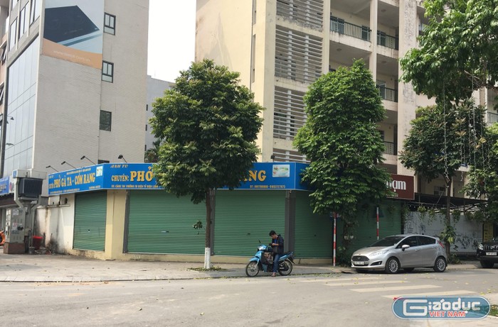 Nhiều quá phở, quán cafe, cửa hàng kinh doanh khu ký túc xá Trường Cao đẳng điện tử - điện lạnh Hà Nội đã đóng cửa sau khi Báo điện tử Giáo dục Việt Nam phản ánh. Ảnh: Vũ Phương.