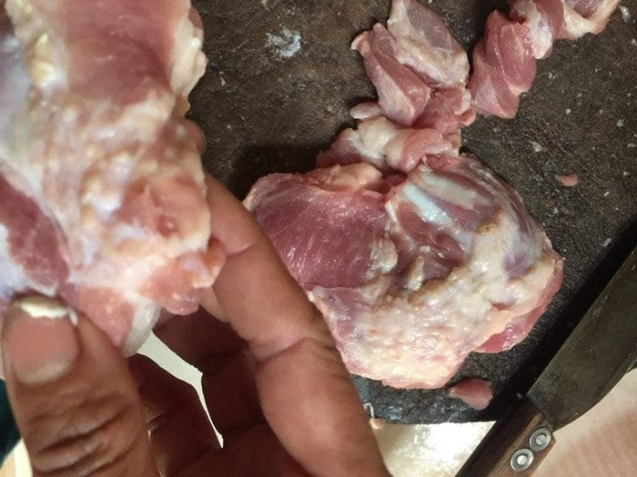 Thịt lợn bị nghi nhiễm sán lợn được phụ huynh chia sẻ trên mạng xã hội được cho là của doanh nghiệp Hương Thành. Ảnh: NVCC.