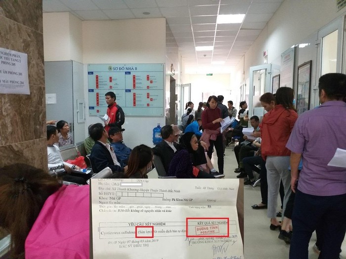 Ngày 20/3, nhiều gia đình đến từ Bắc Ninh đến Viện Sốt rét - Ký sinh trùng – Côn trùng Trung ương làm xét nghiệm tìm sán lợn gạo. Trong đó, có gia đình đến làm xét nghiệm lại. Ảnh: NVCC.