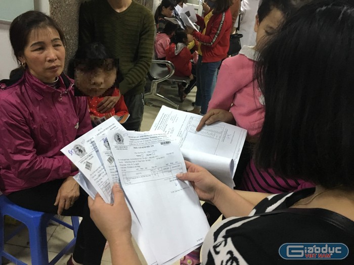 Nhiều ngày qua có cả ngàn người từ huyện Thuận Thành đưa theo trẻ nhỏ làm xét nghiệm tìm sán lợn tại Hà Nội do nghi ăn phải thịt lợn nhiễm sán tại trường học. Ảnh: Vũ Phương.