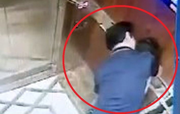 Hình ảnh người đàn ông có hành vi dâm ô, sàm sỡ cháu bé trong thang máy. Ảnh: cắt từ clip.