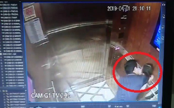 Hình ảnh ông Nguyễn Hữu Linh ôm, hôn bé gái trong thang máy gây phẫn nộ dư luận, nhiều người cho rằng, hành vi của người này rất nguy hiểm cho xã hội, đặc biệt là trẻ em và xã hội. Ảnh: Cắt từ clip.