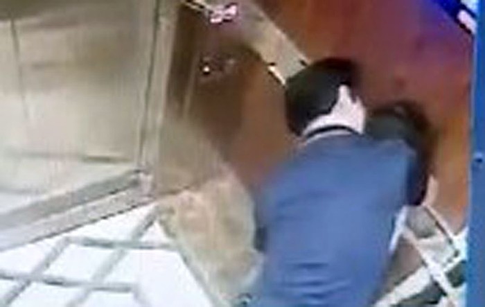 Hình ảnh ông Nguyễn Hữu Linh sàm sỡ, ôm, hôn bé gái trong thang máy gây phẫn nộ dư luận. Ảnh: Cắt từ clip.