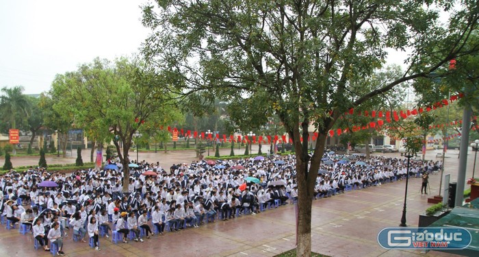 Hơn 1.500 học sinh Trường trung học phổ thông Lê Văn Thịnh đội mưa nghe Giáo sư Nguyễn Lân Dũng chia sẻ về cuộc cách mạng công nghiệp 4.0. Ảnh: Vũ Phương.
