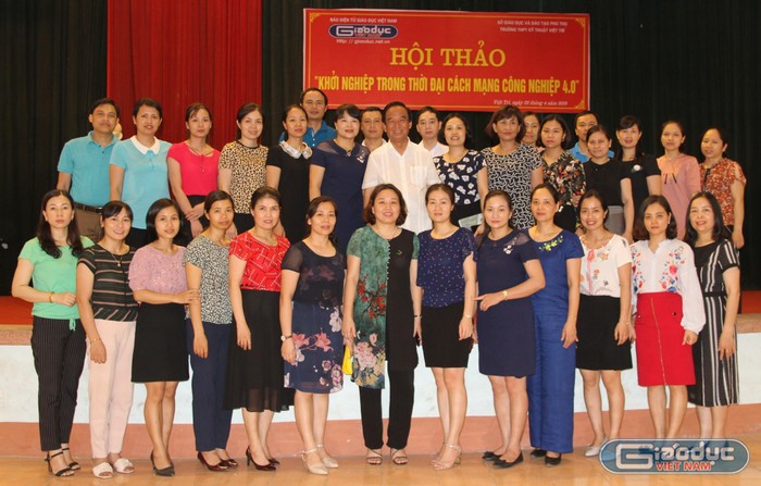 Các thầy cô giáo chụp ảnh kỷ niệm với Giáo sư Nguyễn Lân Dũng. Ảnh: Vũ Phương.