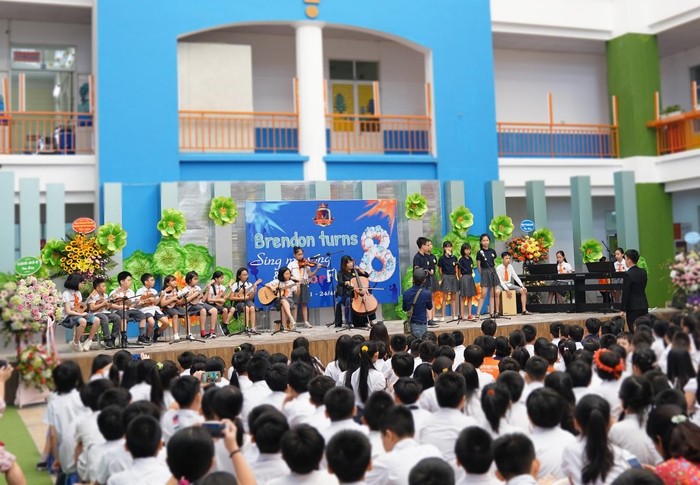 Dàn nhạc của Trường tiểu học song ngữ Brendon gây bất ngờ cho nhiều phụ huynh tham gia sự kiện. Ảnh: NVCC.