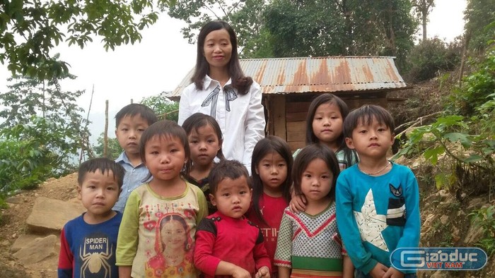 Cô giáo Trương Thị Dung cùng học sinh trước điểm Trường mầm non số 2 xã Nậm Hàng. Ảnh: GVCC.