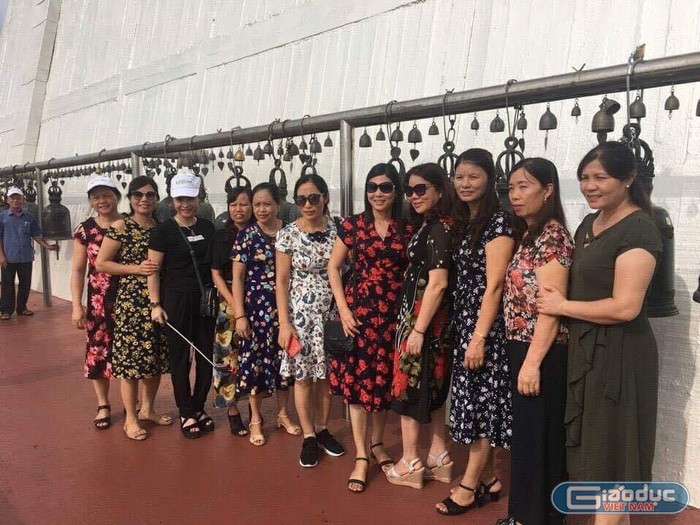 Bà Cao Thị Hòe (ngoài cùng bên phải) chụp cùng nhiều hiệu trưởng tại huyện Thuận Thành và bà Hương, Giám đốc Công ty Hương Thành (thứ 3 từ trái sang) trong lần đi học tập kinh nghiệm tại Thái Lan. Ảnh: NVCC.