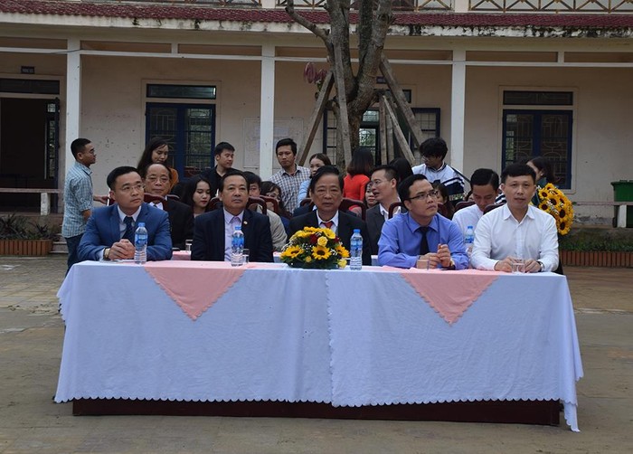 &quot;Nhà báo quốc tế&quot; Lê Hoàng Anh Tuấn (ngoài cùng bên trái) cùng các đại biểu tham dự tại Trường trung học phổ thông Nghi Lộc 3. Website Trường Nghi Lộc 3.