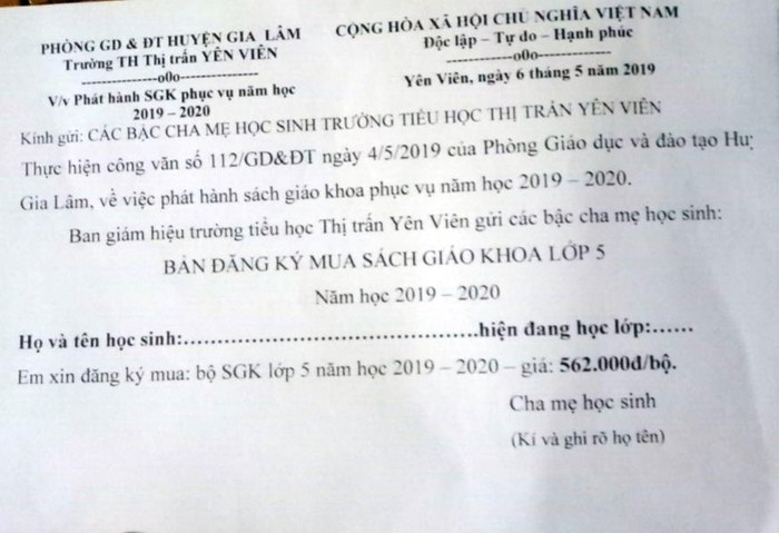 Từ đầu tháng 5, Trường tiểu học thị trấn Yên Viên đã phát phiếu đăng ký cho phụ huynh đăng ký sách giáo khoa với giá cao gấp cả chục lần so với giá sách cần thiết do Nhà xuất bản Giáo dục công bố. Ảnh: NVCC.