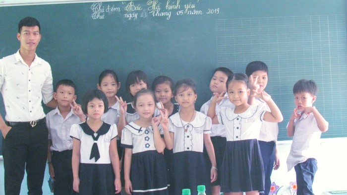 Thầy Nguyễn Đại Duy bên những học sinh vô cùng đắng yêu trong ngày chuẩn bị bế giảng năm học 2018-2019. Ảnh: NVCC.
