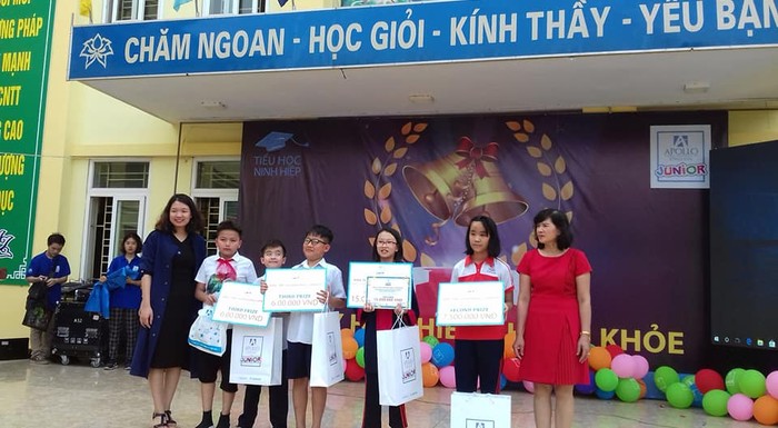 Bà Nguyễn Thị Thanh Minh (áo đỏ ngoài cùng bên phải) phủ nhận những thông tin phụ huynh phản ánh là thiếu cơ sở. Ảnh: Mai Nguyen Thi.