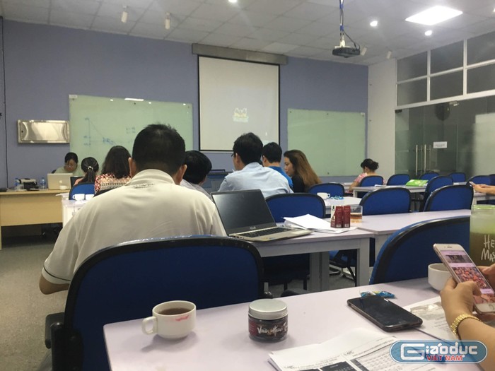 Lớp đào tạo thạc sĩ Kế toán của Trường đại học Công nghệ Đông Á học vào Chủ nhật tại Viện quản trị tài chính AFC trên phố Thành Thái (Hà Nội). Ảnh: Vũ Phương.