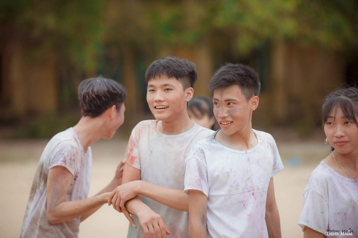 Em Đào Minh Vũ (thứ hai từ trái qua), một trong hai thí sinh của cả nước đạt điểm 10 môn Vật Lý kỳ thi Quốc gia 2019 trong buổi chia tay tuổi học trò. Ảnh: NVCC.