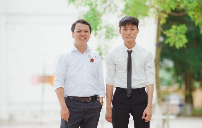 Em Đào Minh Vũ (bên phải) chụp ảnh kỷ niệm cùng thầy giáo môn Vật lý Nguyễn Thế Lâm, người thầy Vũ rất kính trọng và biết ơn. Ảnh: NVCC.