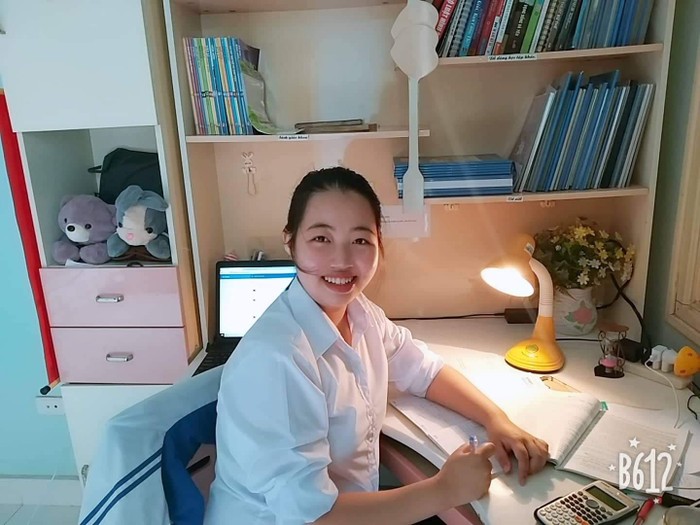 Nữ sinh Trần Khánh Huyền từ chối tuyển thẳng vào đại học để theo đuổi ước mơ học ngành luật. Ảnh: NVCC.