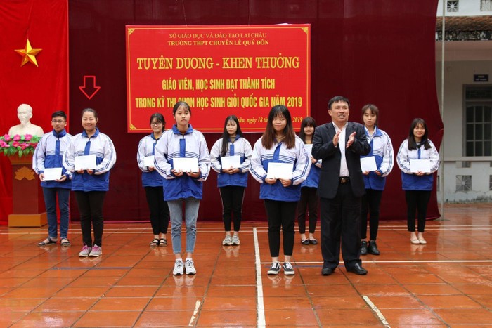 Với thành tích giải ba học sinh giỏi quốc gia môn Sử, Trần Khánh Huyền (thứ 2 từ trái sang) được Sở Giáo dục và Đào tạo tỉnh Lai Châu khen thưởng. Ảnh: NVCC.