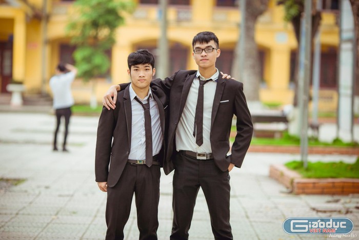 Trong lớp Vũ Quốc Phong (bên phải) làm lớp trưởng được bạn bè nể vì thành thích học tập xuất sắc, biết gắn kết, tạo động lực để các thành viên trong lớp vươn lên trong học tập. Ảnh: NVCC.