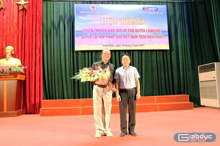 Lãnh đạo Trường Đại học Sư phạm Hà Nội 2 tặng hoa cảm ơn diễn giả Trần Công Trục. Ảnh: Vũ Phương.