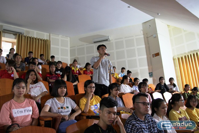 Em Nguyễn Đức Phú, K43 Khoa Giáo dục Chính trị mạnh dạn đặt câu hỏi cho diễn giả về những vấn đề nóng trên Biển Đông. Ảnh: Vũ Phương.