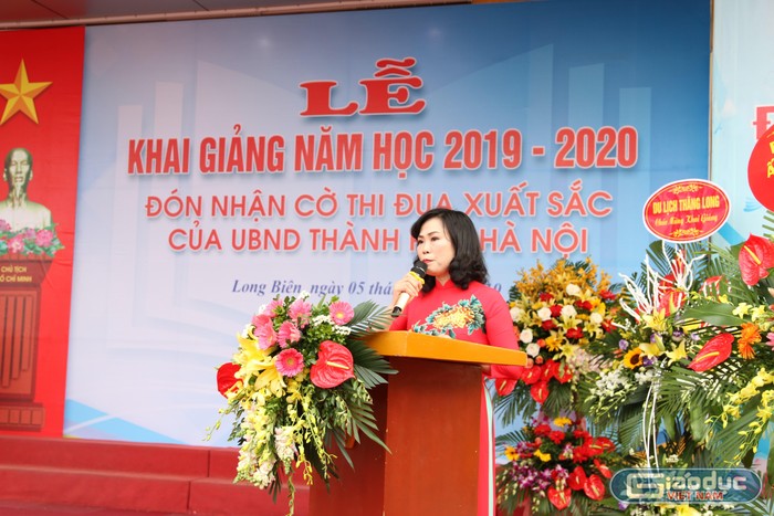 Cô Đồng Thị Quyên, Hiệu trưởng nhà trường phát biểu khai giảng năm học mới. Ảnh: Vũ Phương.