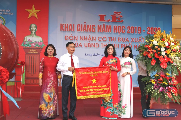 Ban giám hiệu Trường Tiểu học Long Biên vinh dự và tự hào nhận Cờ thi đua xuất sắc của Ủy ban nhân dân Thành phố Hà Nội. Ảnh: Vũ Phương.