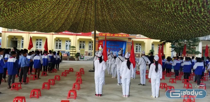Học sinh trang nghiêm chuẩn bị làm lễ chào cờ trong lễ khai giảng chào năm học mới.
