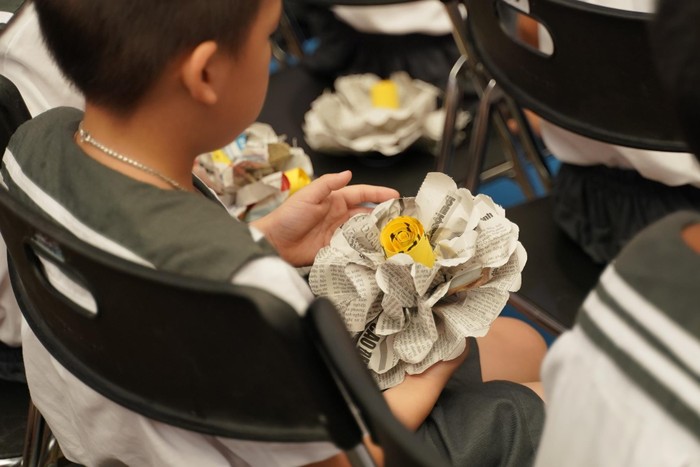 Bông hoa được tái chế từ báo cũ, ống hút, ni lông…rất đẹp mắt trên tay học sinh.