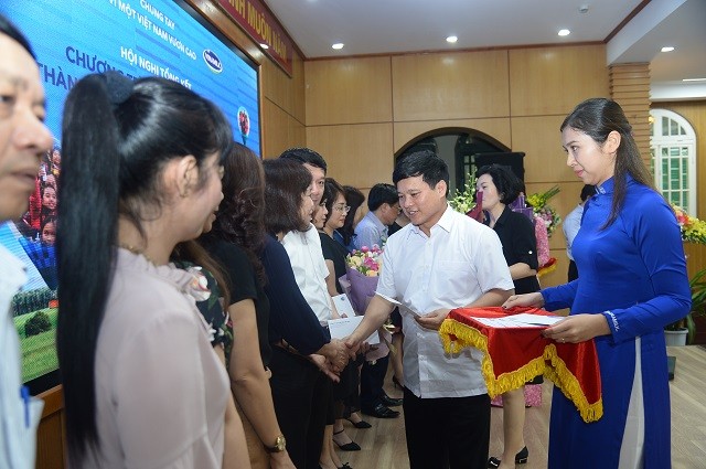 Phó chủ tịch Ủy ban nhân dân thành phố Hà Nội Ngô Văn Quý trao thưởng cho các đơn vị triển khai hiệu quả Chương trình Sữa học đường, ảnh chỉ mang tính chất minh họa, nguồn: Báo Kinh tế và Đô thị.