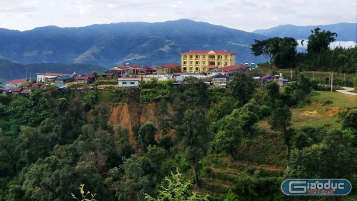 Trường Phổ thông dân tộc bán trú Trung học cơ sở Thu Lũm nằm trên đỉnh núi, giáp biên giới Việt - Trung. Ảnh: NVCC.