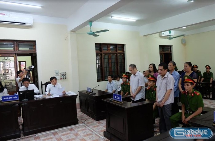 Phiên tòa xét xử công khai vụ gian lận thi tại Hà Giang năm 2019 đã phải hoãn vì vắng quá nhiều nhân chứng quan trọng, người liên quan trong đó có cả những phụ huynh có con được nâng điểm thi. Ảnh: Lại Cường.