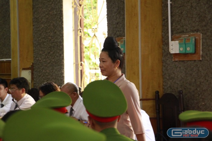 Phụ huynh Lò Thị Trường mẹ của thí sinh Lù Mạnh Hùng được nâng điểm phủ nhận việc nhờ bị cáo Lò Văn Huynh nâng điểm mà chỉ xem điểm, nhưng cảm ơn 300 triệu đồng. Ảnh: V.P.