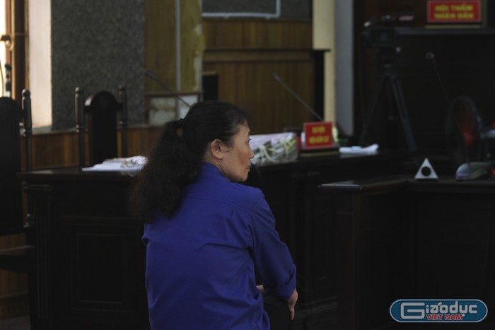 Bị cáo Nguyễn Thị Hồng Nga khai trước tòa làm theo chỉ đạo nâng điểm cho các thí sinh theo chỉ đạo của cấp trên Trần Xuân Yến. Ảnh: Vũ Phương.
