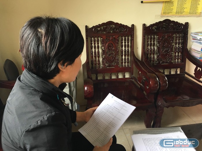 Hơn 4 năm qua cô giáo Nguyễn Thị Ngọc Băng kiên cường theo đuổi vụ việc để đòi lại danh dự. Ảnh: Vũ Phương.