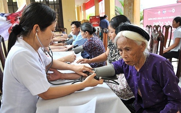 Nhiều người cao tuổi dù được nhà nước hỗ trợ nhưng chưa đủ điều kiện mua bảo hiểm y tế.