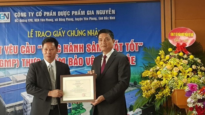 Cục trưởng Cục An toàn thực phẩm Nguyễn Thanh Phong trao giấy chứng nhận đạt yêu cầu thực hành sản xuất tốt (GMP) thực phẩm bảo vệ sức khỏe cho Công ty Cổ phần Dược phẩm Gia Nguyễn.