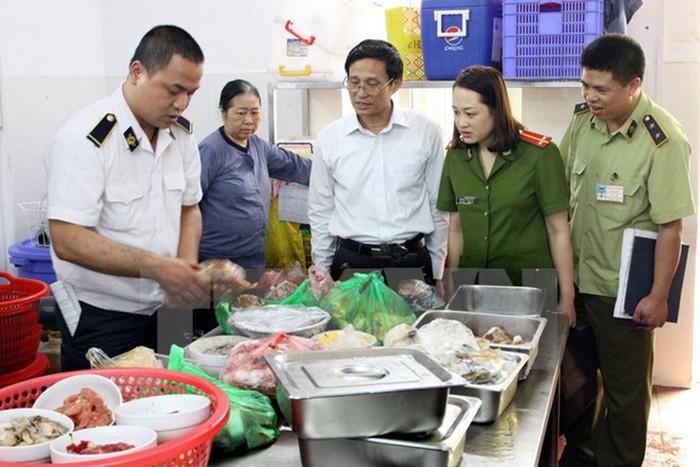 Để kiểm soát công tác an toàn thực phẩm, Hà Nội thường xuyên thành lập đoàn kiểm tra, đánh giá, chấm điểm công tác an toàn thực phẩm.