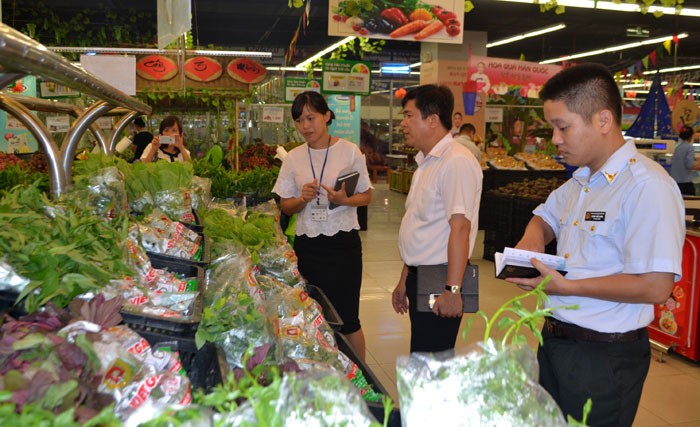 Lực lượng chức năng kiểm tra công tác an toàn vệ sinh thực phẩm tại một siêu thị ở Hà Nội vào đầu tháng 7.