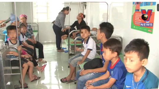 Học sinh Trường Tứ Cường được theo dõi, khám tại Trung tâm y tế huyện Thanh Miện. Ảnh: NVCC.