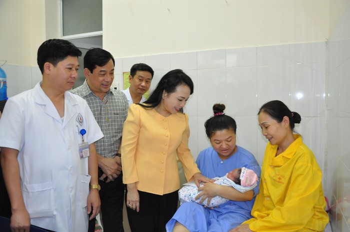 Mỗi chuyến công tác Bộ trưởng Nguyễn Thị Kim Tiến đều tranh thủ thời gian hỏi thăm bệnh nhân, người nhà bệnh nhân về độ hài lòng cũng như điều gì còn chưa hài lòng, băn khoăn để chấn chỉnh kịp thời.