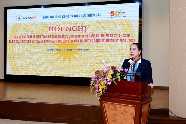 Bà Đỗ Nguyệt Ánh, Phó Bí thư Đảng ủy, Thành viên Hội đồng Thành viên, Tổng Giám đốc Tổng công ty Điện lực miền Bắc phát biểu tại Hội nghị. Ảnh: NPC/Việt Hạnh.