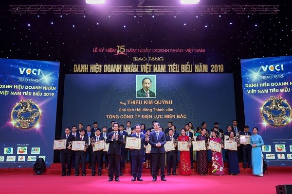 Ông Thiều Kim Quỳnh, Chủ tịch Hội đồng Thành viên Tổng công ty Điện lực miền Bắc vinh dự nhận danh hiệu Doanh nhân Việt Nam tiêu biểu 2019. Ảnh: EVNNPC.
