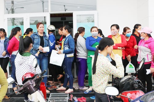 Công nhân một doanh nghiệp tại Khu Công nghiệp Vĩnh Lộc, quận Bình Tân, Thành phố Hồ Chí Minh khốn đốn vì doanh nghiệp nợ bảo hiểm xã hội. Ảnh: NLĐ.