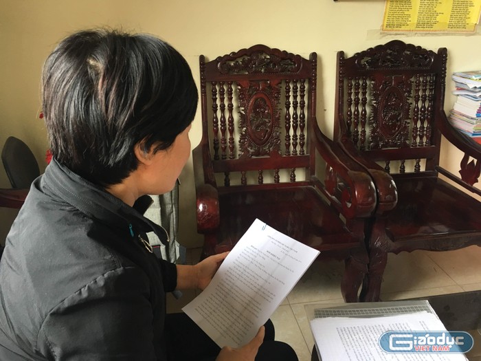 Cô Băng đang chờ kết luận của Ủy ban kiểm tra tỉnh ủy Hưng Yên sau nhiều năm khiếu nại lên các cấp. Trong ảnh bộ bàn ghế trường mua, người tố cáo vu cho cô đổi bộ bàn ghế cũ của nhà lấy bộ mới ở trường. Ảnh: Vũ Phương.