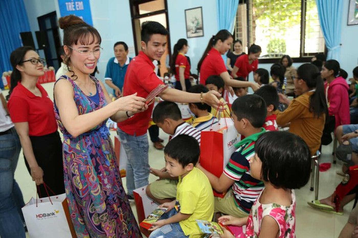 Madame Thảo tặng quà cho trẻ em làng trẻ em SOS Đà Nẵng. Ảnh: HDBank.