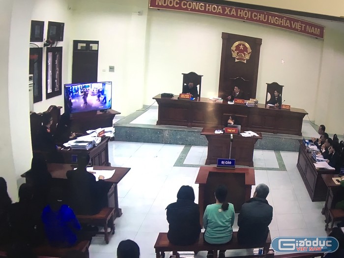Hội đồng xét xử công bố toàn bộ video liên quan đến vụ án. Ảnh: V.P chụp màn hình.
