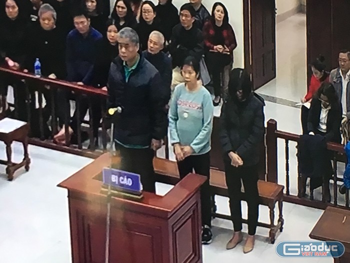 Ba bị cáo hầu tòa tại phiên xét xử sơ thẩm diễn ra ngày 14 và 15/1/2020 tại Tòa án nhân dân quận Cầu Giấy, Hà Nội. Bị cáo Quy nhận mức cao nhất 24 tháng tù. Ảnh: Vũ Phương chụp màn hình.